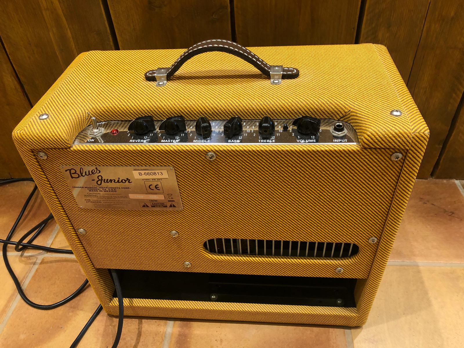 Fender Blues Junior III Limited Edition Lacquered Tweed Guitar Amplifi –  Moonflower Guitars Ltd